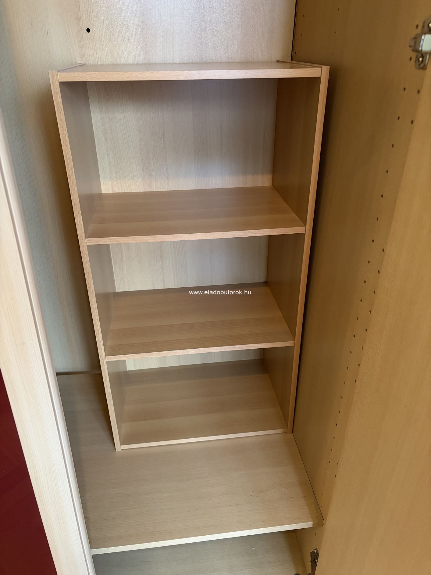 bordó gardóbszekrény belseje2